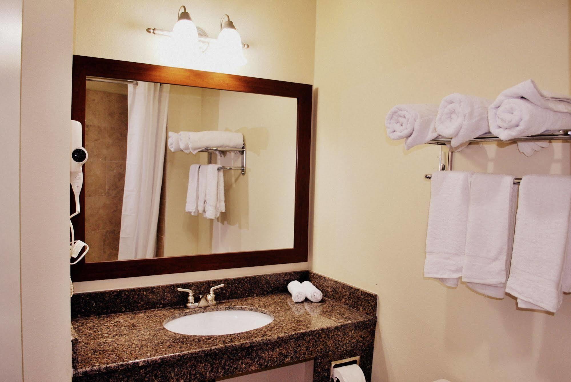 Westwood Inn By Oyo Gonzales Tx Buitenkant foto