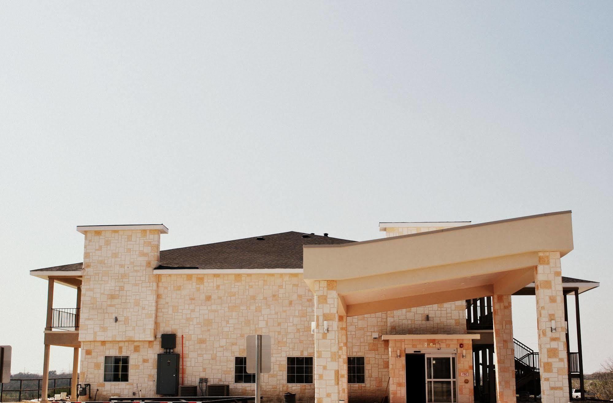 Westwood Inn By Oyo Gonzales Tx Buitenkant foto